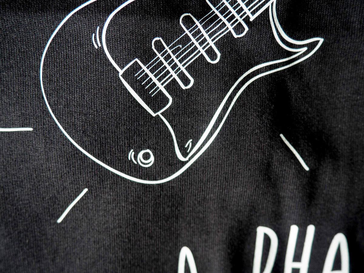 T-shirt Preta "Guitar is Not A Phase", Presente Perfeito para Guitarristas, Camisa Confortável de Algodão Orgânico de Manga Curta com Estampa de Doodle de Guitarra